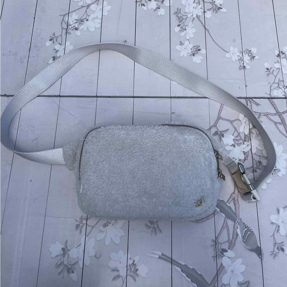 Lululemon Athletica Cream Crossbody Bag - Picture 1 of 5